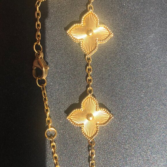 NWT - Alhambra Guilloche Gold Clover Bracelet - Picture 5 of 9